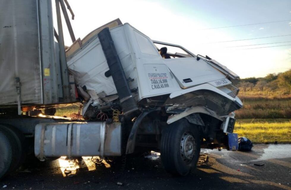 Accidente fatal entre un colectivo y un camión en Corrientes