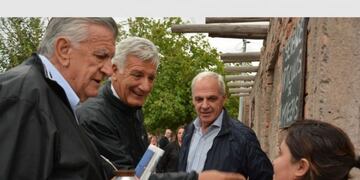 El actual presidente del PJ Nacional, José Luis Gioja, junto a su hermano Juan Carlos y el actual intendente de Rawson, Rubén García\u002E