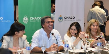 Jorge Capitanich, junto a la vicegobernadora y las ministras de Desarrollo Social y Educación.