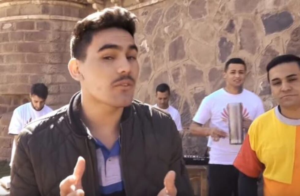 La genial versión de "Abrázame muy fuerte" de Mario Vilurón y Conducta Calle