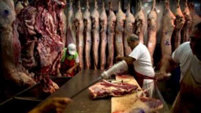 Butchers make beef cuts at a market in Buenos Aires, Argentina, Friday, Feb. 5, 2016. Argentines are being advised to cut back on meat consumption as beef prices soar. According to Miguel Schiariti the head of the Argentine Beef Chamber of Commerce, the p