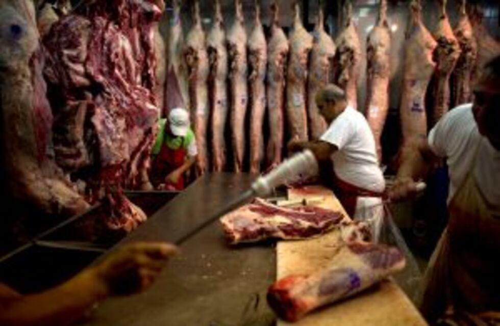 El precio de la carne subió en las gondolas pese a que bajó en la hacienda