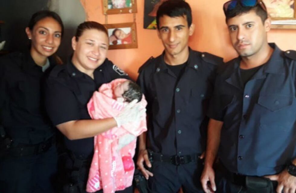 De agentes a parteros: cuatro policías ayudaron a una mujer a dar a luz en su casa