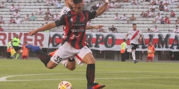 Gabriel Ávalos, marcó los tres goles ante River\u002E