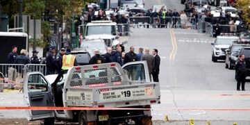 Varios miembros de la policía criminal investigan el lugar en el que un vehículo atropelló y mató ayer a 8 personas\u002E (EFE)