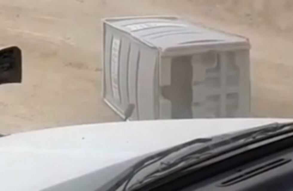 Video insólito: el viento dio vuelta un baño químico con una persona adentro