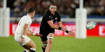 New Zealand's number 8 Kieran Read (R) passes the ball past England's fly-half George Ford during the Japan 2019 Rugby World Cup semi-final match between England and New Zealand at the International Stadium Yokohama in Yokohama on October 26, 2019\u002E (Photo by Odd ANDERSEN / AFP)