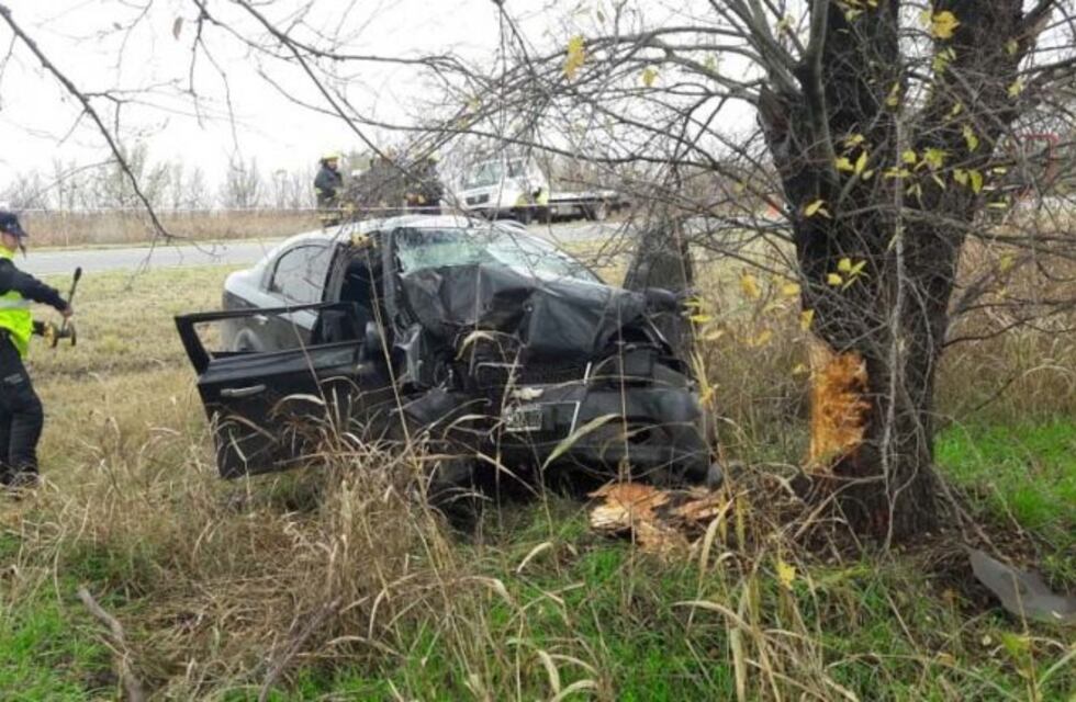 Un auto despistó en la Ruta 35 cerca de Santa Rosa y chocó contra un árbol