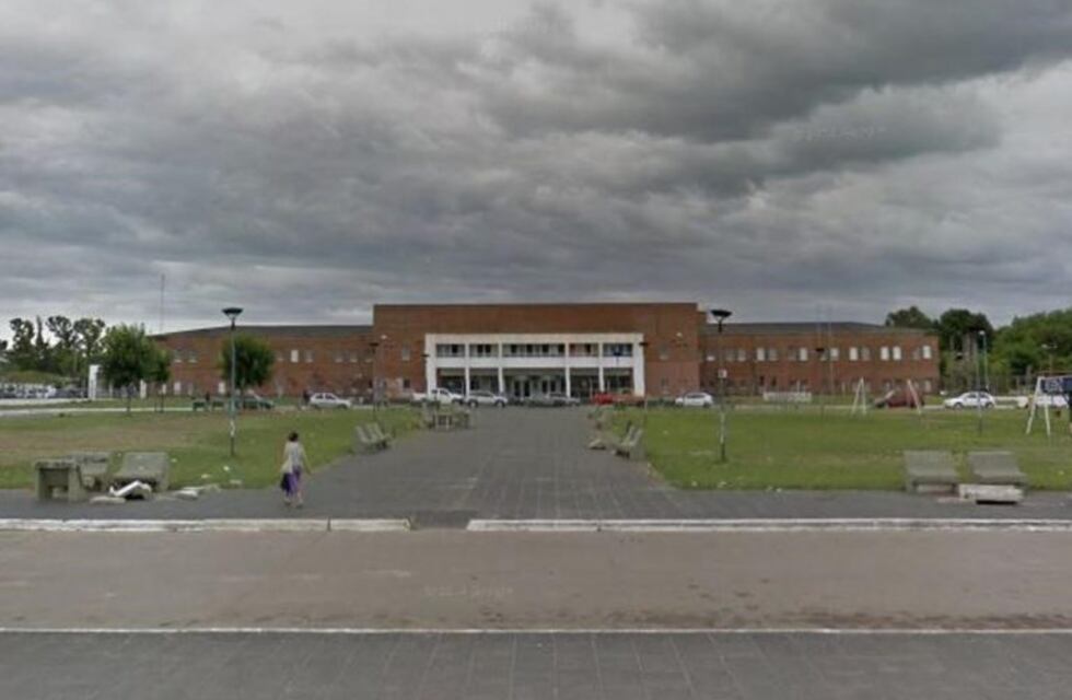 Un preso que estaba internado y encadenado se fugó cuando sus custodios se durmieron