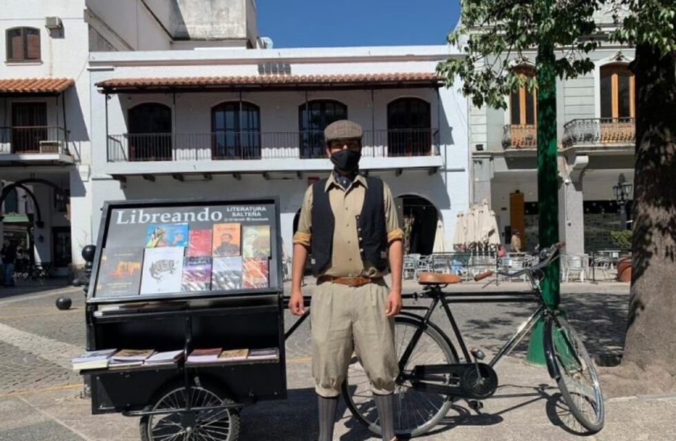 Conocé al salteño que creó una librería móvil con obras locales