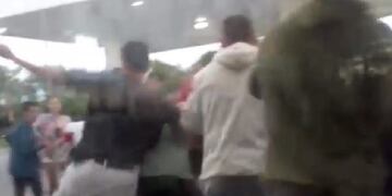 Más de una decena de jóvenes protagonizaron una violenta pelea en una estación de servicio