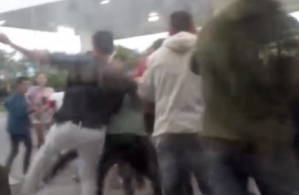 Más de una decena de jóvenes protagonizaron una violenta pelea en una estación de servicio