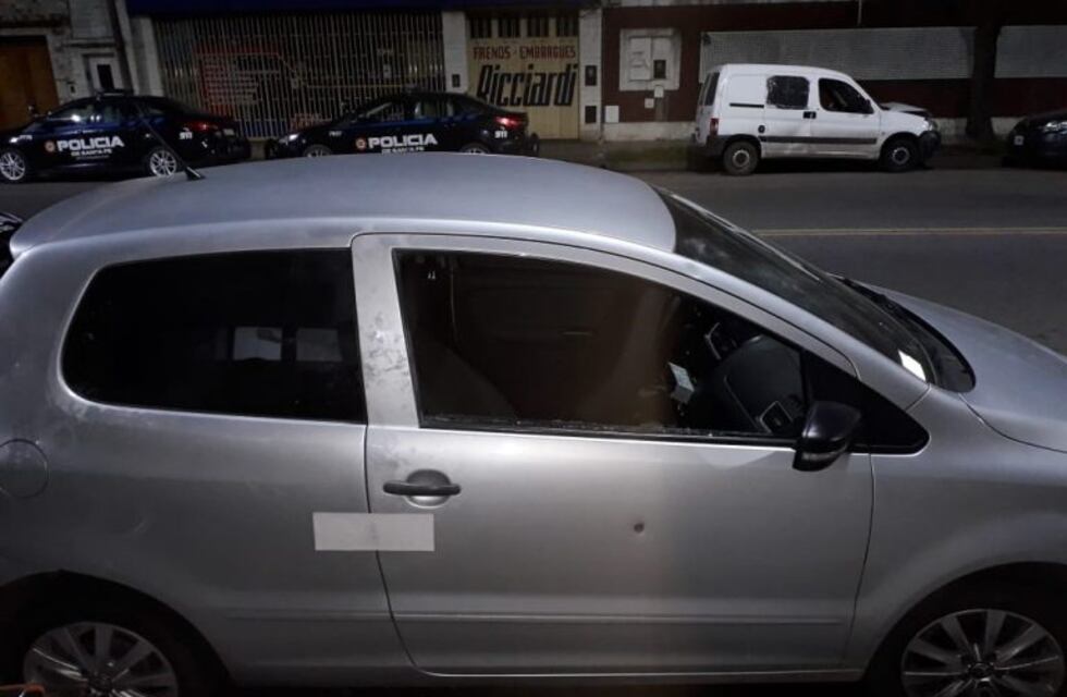 Hirieron en el cuello a un hombre mientras manejaba y terminó contra un poste