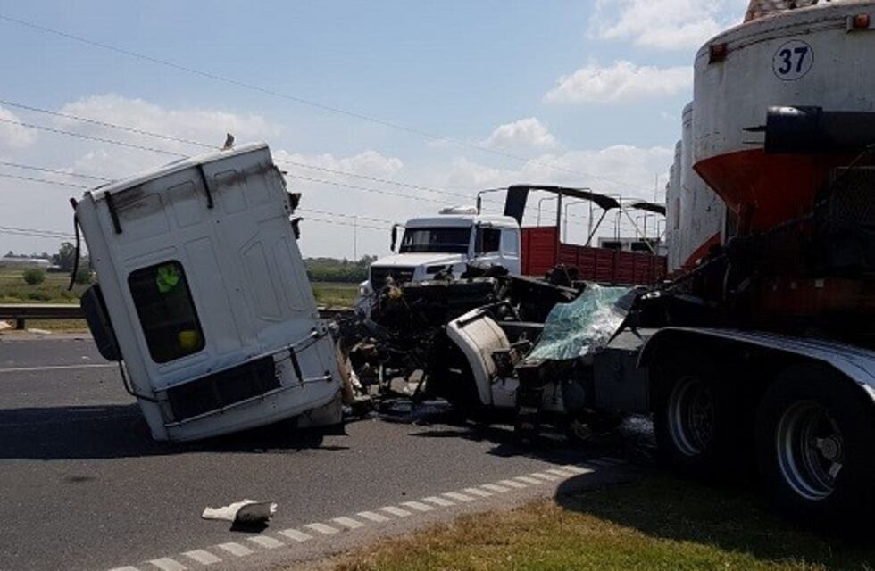 Camión terminó sin cabina tras un choque múltiple sobre Circunvalación