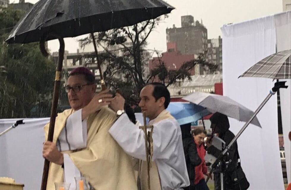 La lluvia irrumpió en plena procesión y se suspendieron las actividades al aire libre por San Cayetano