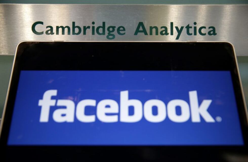 La consultora protagonista del escándalo de Facebook cerró sus puertas