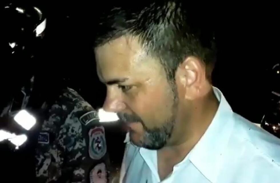 Policías paraguayos repararon un micro de hinchas de Colón