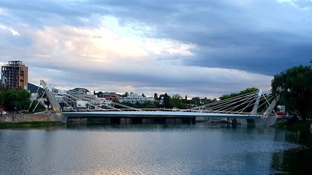 Puente peatonal "Centenario" de Villa Carlos Paz, con tiempo nublado.