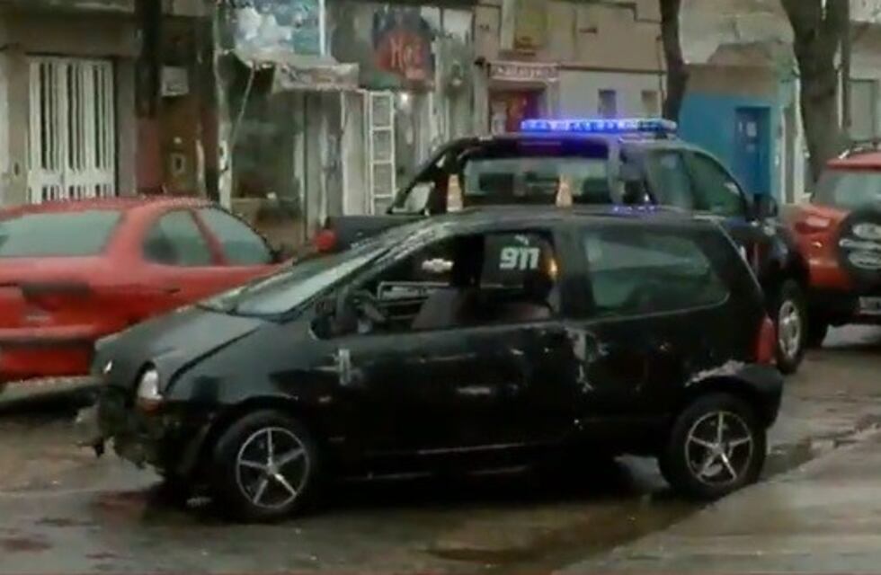 Conductor alcoholizado chocó un auto estacionado, volcó y derrapó 50 metros