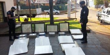 La policía recuperó los elementos luego de un rastrillaje por la zona\u002E