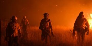 Los bomberos combaten contra el fuego.