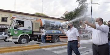 Banda del Río Salí: Manzur y Jaldo presentaron un camión sanitizante para la ciudad\u002E (SECPT)