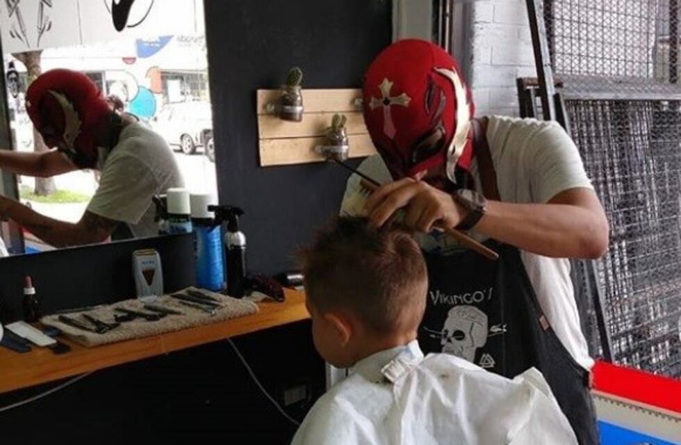"Peluquero enmascarado" ofrece cortes de pelo a cambio de abrigo para los más necesitados