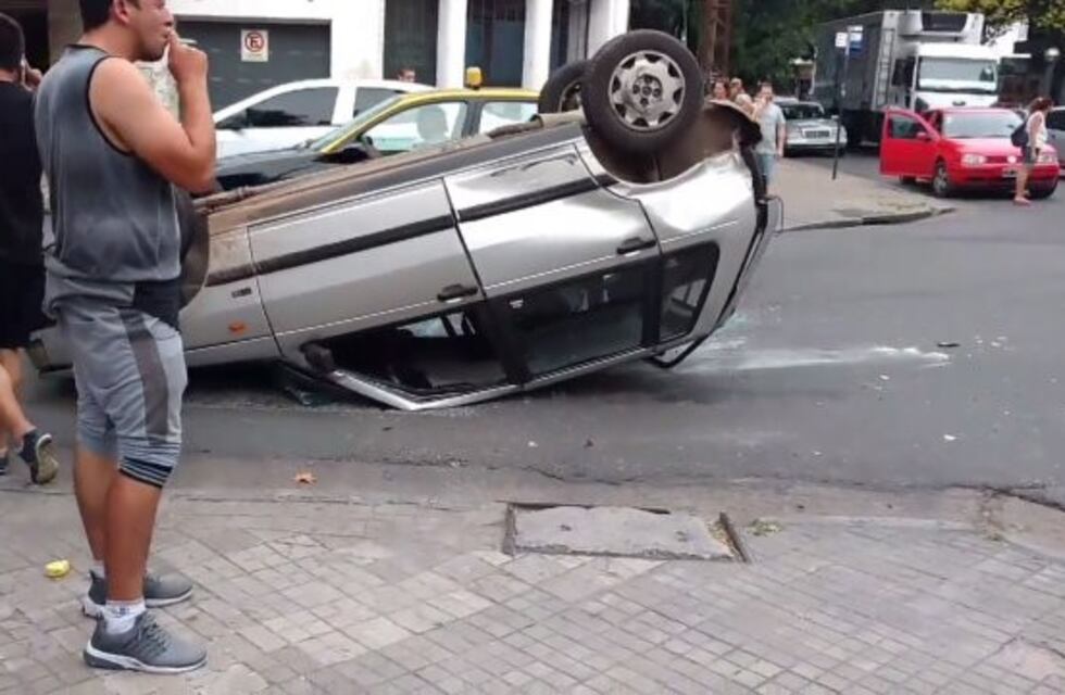 Un auto quedó dado vuelta tras un terrible choque