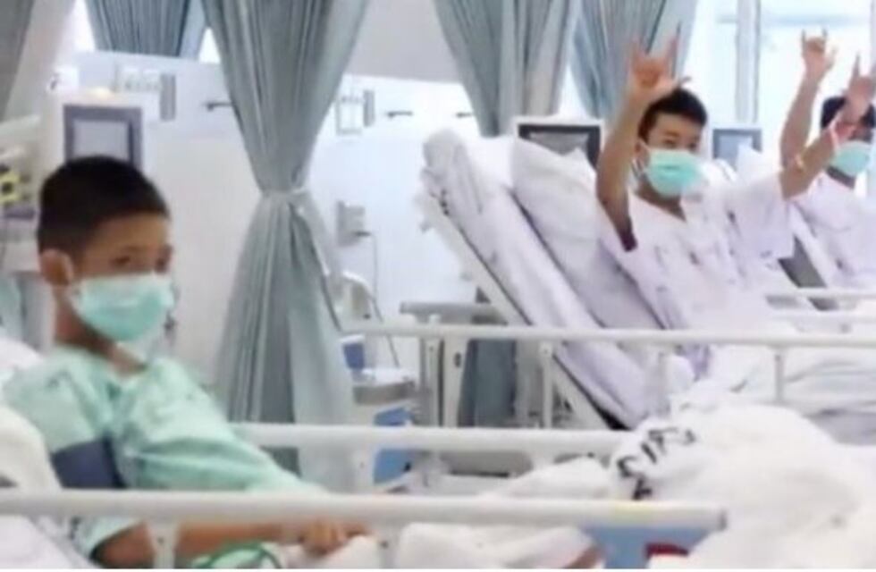 Tailandia: Cómo fue el emotivo reencuentro de los chicos con sus padres tras el rescate
