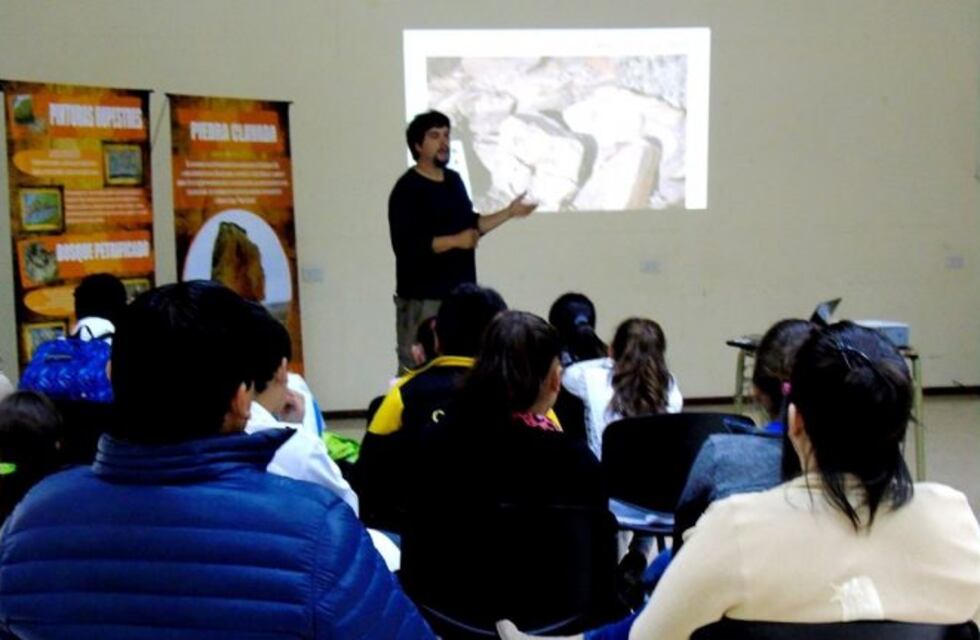 Tres Lagos recibió a los paleontólogos Ari Iglesias y Ariana Carabajal