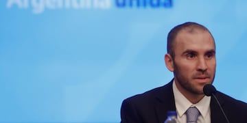 AME5109\u002E BUENOS AIRES (ARGENTINA), 11/12/2019\u002E- El Ministro de Economía de Argentina Martín Guzmán, da una rueda de prensa en el Ministerio de Economía en Buenos Aires, (Argentina)\u002E El nuevo ministro de Economía de Argentina, Martín Guzmán, anunció este miércoles que el Gobierno de Alberto Fernández iniciará un proceso de consultas con los acreedores con vistas a renegociar el perfil de la deuda argentina\u002E EFE/Juan Ignacio Roncoroni