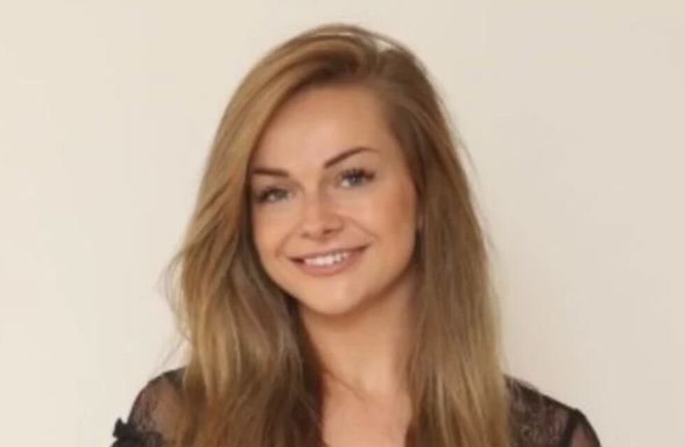 Echaron a una mujer de un avión por vestir una blusa con transparencias y no llevar corpiño