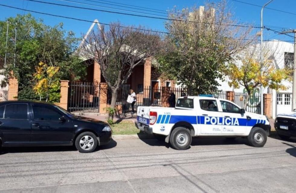 Fueron a misa y los detuvieron en la puerta de la iglesia