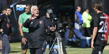 Omar De Felippe podría irse tras la derrota en el clásico