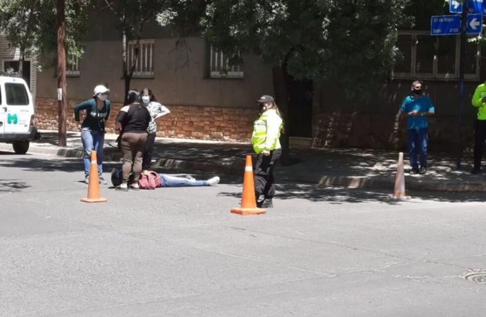 Un motociclista fue atropellado por un conductor que luego escapó