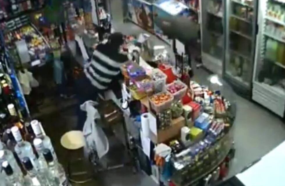 Banquetazo y botellazo: la estrategia de un kiosquero para intentar evitar un asalto