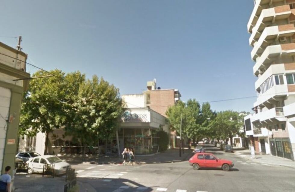 A punta de pistola y golpes de puño dos delincuentes le robaron la moto a una pareja