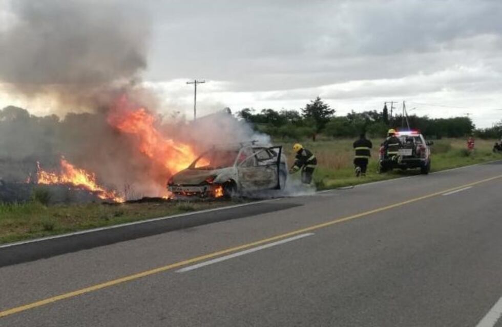 Un vehículo se incendió en cercanías a El faro
