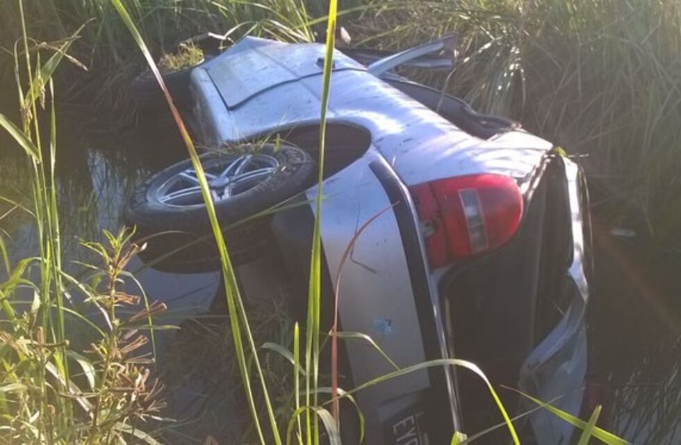 Perdió el control de su auto, se fue a la cuneta y falleció