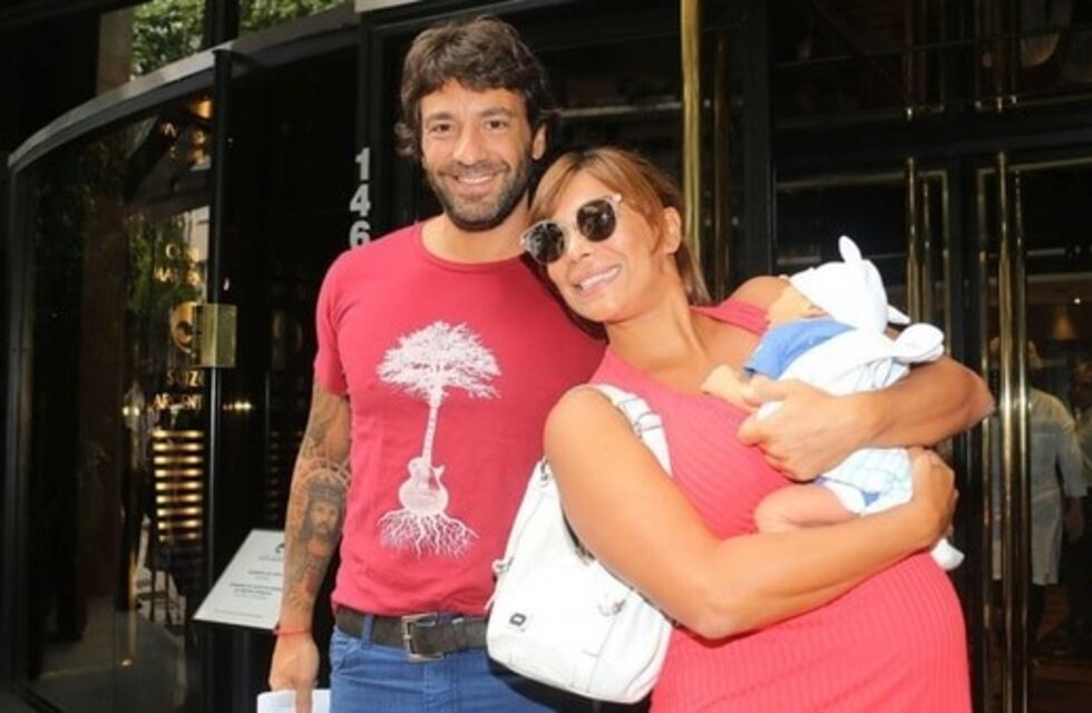 Críticas a Ximena Capristo por su polémica foto durante el bautismo de su hijo
