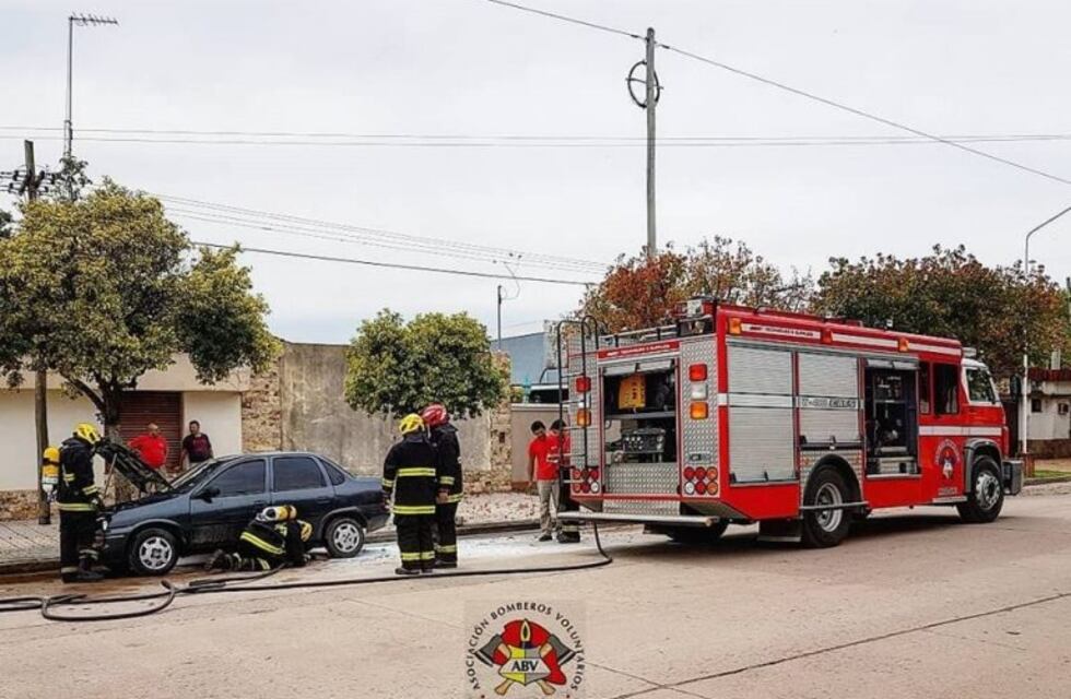 Principio de incendio de un automóvil en Barrio Sur