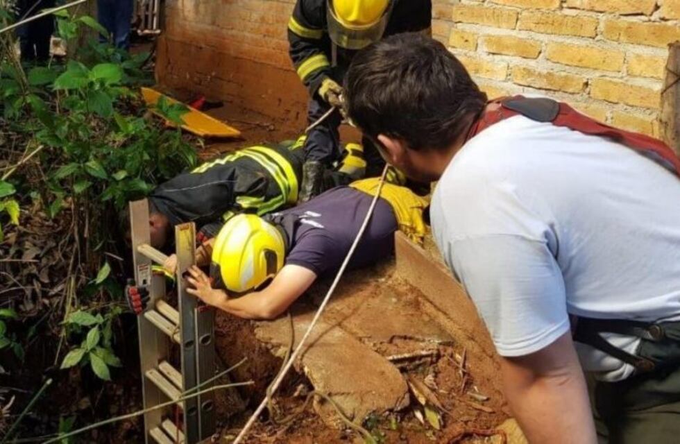 Cayó a un pozo de cinco metros y tuvo que ser rescatado por los bomberos