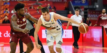Foshan (China), 06/09/2019\u002E- Nicolas Brussino (R) of Argentina in action against Pedro Chourio of Venezuela during the FIBA Basketball World Cup 2019 group I second round match between Argentina and Venezuela in Foshan International Sports & Cultural Arena, Foshan, China, 06 September 2019\u002E (Baloncesto) EFE/EPA/COSTFOTO CHINA OUT