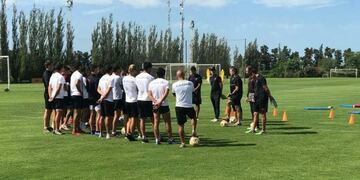 El ex Atlético Tucumán dirigió su primera práctica este lunes\u002E (@colonoficial)