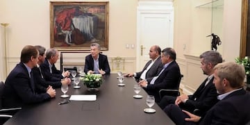 Macri recibirá a siete gobernadores opositores para hablar de la política económica\u002E