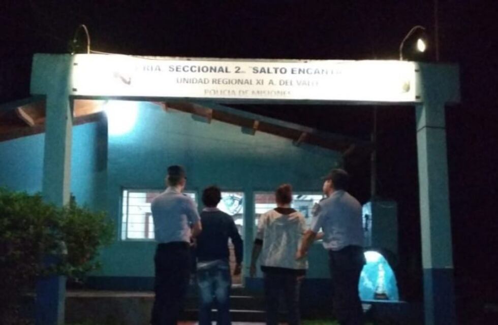 Un hombre denunció a sus amigos por atarlo a una silla y golpearlo sin motivo