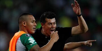 MED121\u002E MEDELLÍN (COLOMBIA), 28/08/2018\u002E- Aldo Leao Ramírez (i) de Nacional habla con el entrenador Jorge Almirón hoy, martes 28 de agosto de 2018, durante un partido de la Copa Libertadores entre Atlético Nacional y Atlético Tucumán, en el estadio Atanasio Girardot en Medellín (Colombia)\u002E EFE/Luis Eduardo Noriega colombia medellin Aldo Leao Ramirez futbol copa libertadores 2018 futbolistas Atletico Nacional vs Atletico Tucuman