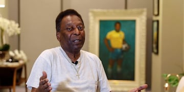Pelé está deprimido por sus problemas para caminar y no sale de su casa\u002E (EFE)