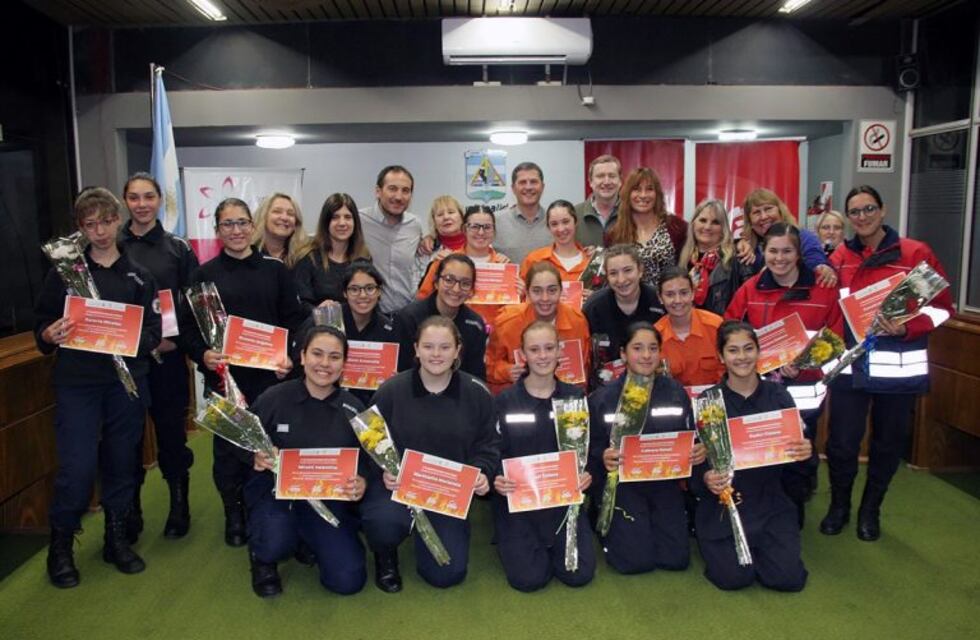 Fueron reconocidas 21 mujeres bomberos del Cuartel de Arroyito