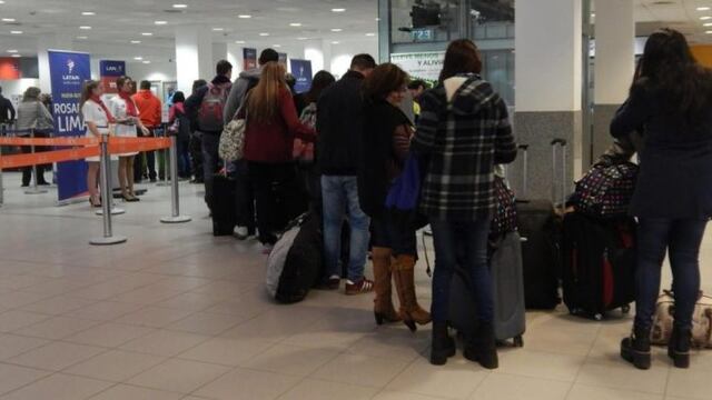 Caos en el aeropuerto de Rosario por la cancelaciu00f3n de un vuelo.